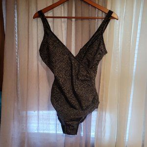 Miraclesuit One Piece 2 Tone Gray Print Size 10 V Neckline Ruching Front Lined